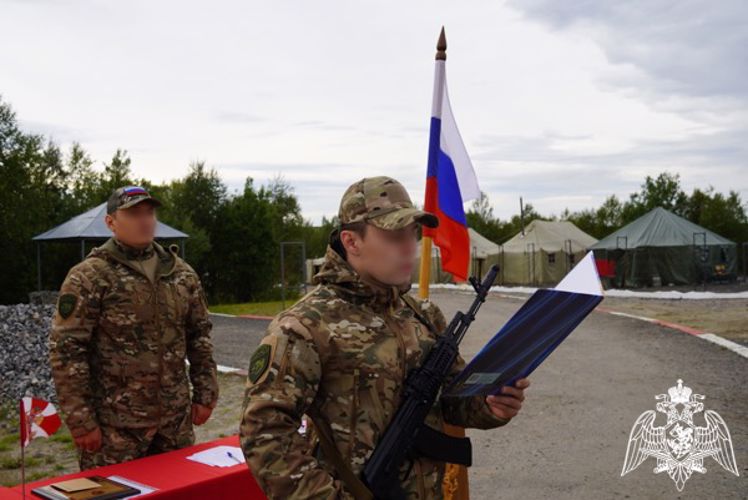 В Мурманске молодые сотрудники ОМОН «Медведь» Росгвардии торжественно приняли присягу